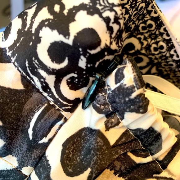 Fancy black and cream halter top with silver ring deco - Picture 5 of 6